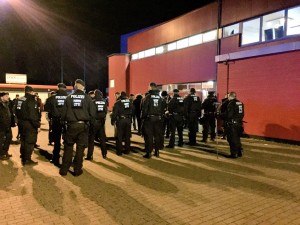 Erneut muss die Polizei den Duisburger Ordnungsdienst und Gästefans zur Räson bringen. Traurig. (Foto: Simon Ilger)