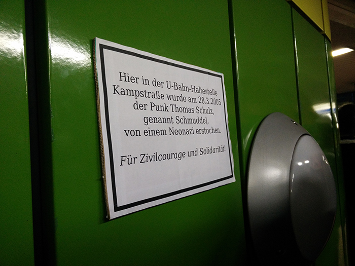Die improvisierte Gedenktafel in der U-Bahn-Haltestelle Kampstraße. (Foto: Felix Huesmann)