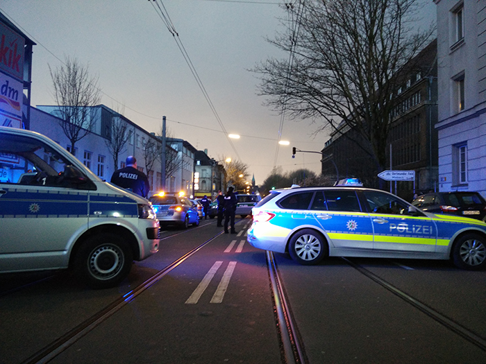 Punks gekesselt, Rheinische Straße gesperrt. (Foto: Felix Huesmann)
