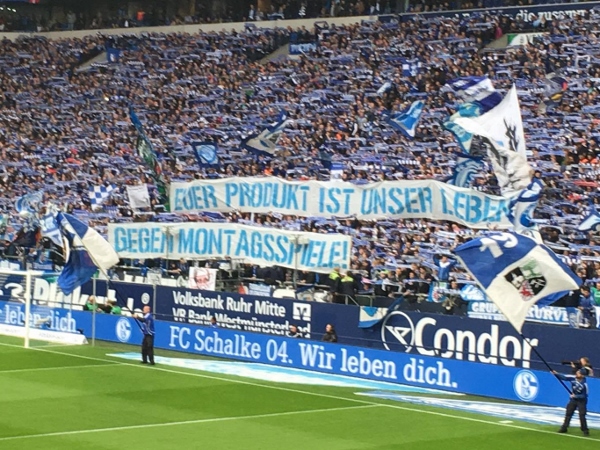 Bei Spielbeginn waren die Fans in Gelsenkirchen noch voll engagiert. Foto: Michael Kamps
