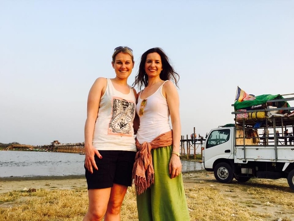 Franziska Krasnici (rechts) und ihre sie zeitweise begleitende Freundin in Myanmar.