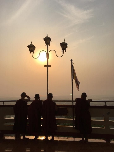 Mönche auf dem Mandalay Hill (450x600)