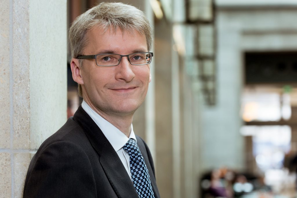 Elmar Theveßen ist Leiter der Hauptredaktion "Aktuelles" beim ZDF und greift gerne auf Experten der Stiftung Wissenschaft und Politik zurück (Foto: ZDF)
