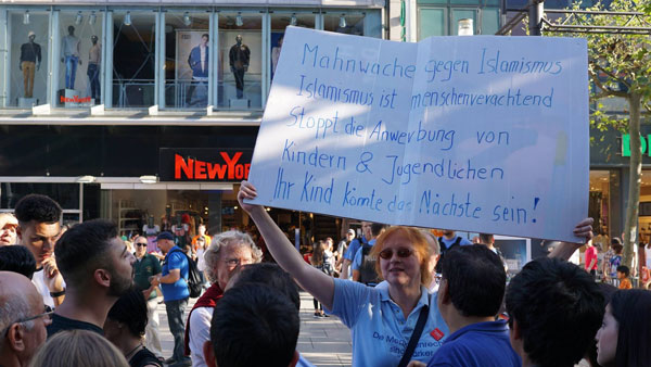 Sigrud Herrmann-Marschall auf der Mahnwache gegen Salafisten auf der Zeil in Frankfurt. 