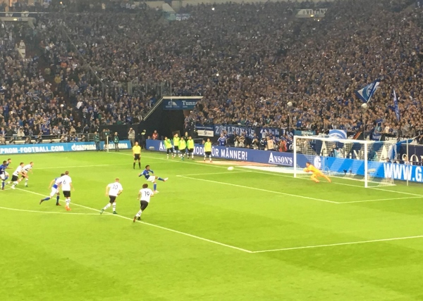 Hier fällt gerade das vielumjubelte 1:0 für Schalke. Foto: Michael Kamps 