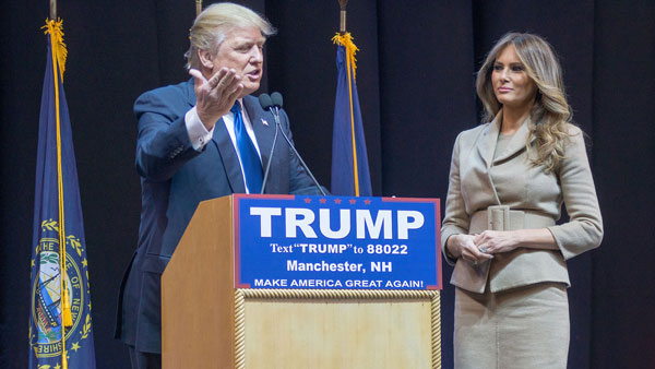 Trump und seine dritte Ehefrau Melania bei einem Wahlkampfauftritt 2016 Marc Nozell from Merrimack, New Hampshire, USA Lizenz: CC BY 2.0