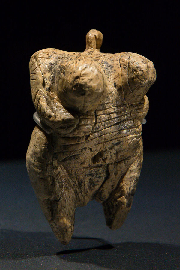 Original Venus vom Hohlefels, Mammut-Elfenbein, Aurignacien, Alter ca. 35-40.000 Jahre Foto: Thilo Parg Lizenz: CC BY-SA 3.0