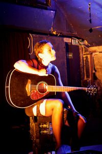 Einer der berührendsten Momente des Abends: Magdalena Helmigs Akustik-Version von "Paint it Black". / Foto: Charleen Markow