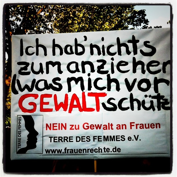 Terres des Femmes-Plakat auf dem Slutwalk 2011, Berlin
