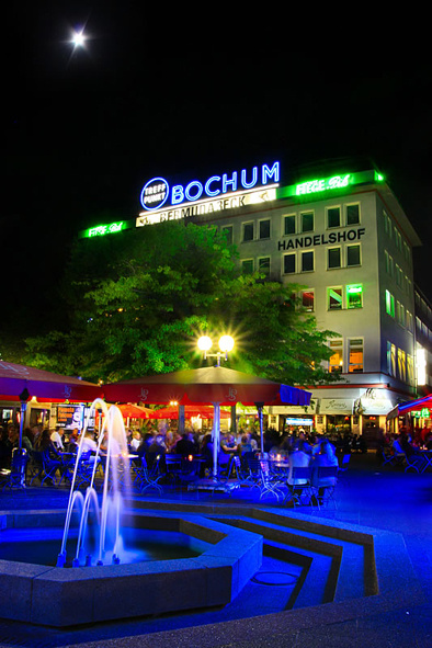 Der Konrad-Adenauer-Platz mit Blick auf den Handelshof und das Mandragora