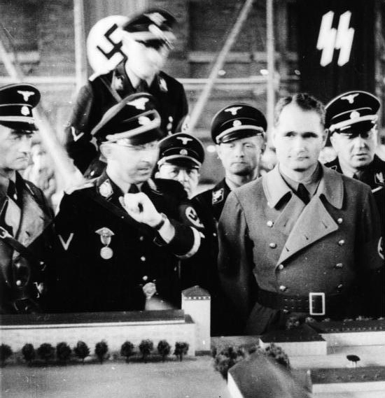 Rudolf Heß, Unterstützer der Anthroposophie (rechts), mit Heinrich Himmler vor einem Modell des KZ Dachau, wo es einen biologisch-dynamischen Hof gab | Foto: Friedrich Franz Bauer, Deutsches Bundesarchiv. Lizenz: PD