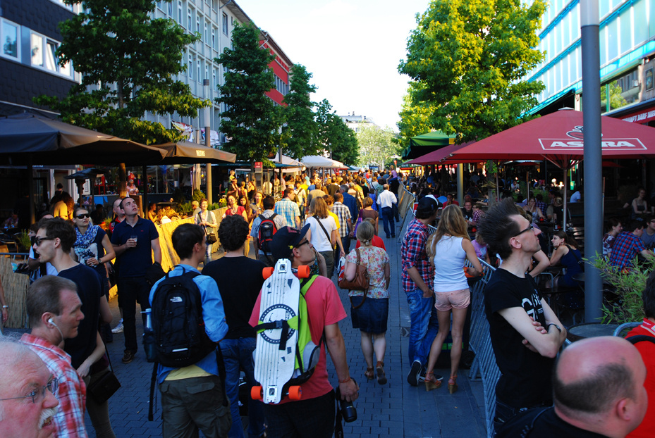 Sehen und Gesehen werden an der oberen Kortumstraße die zugleich als ‚Hauptstraße‘ des BERMUDA3ECKs funktioniert