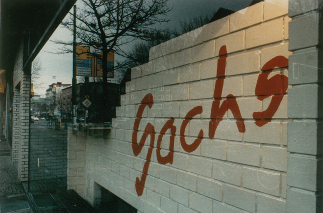 Die legendäre Mauer im Schaufenster des neu eröffneten Sachs