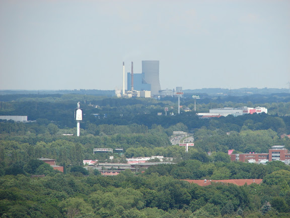 Blick in Richtung Kraftwerk Datteln von der 'Halde Hoheward' aus. Foto: Robin Patzwaldt