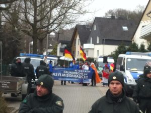 Pro NRW in Witten: Rechts ist eine von zwei Piratenflaggen zu sehen.