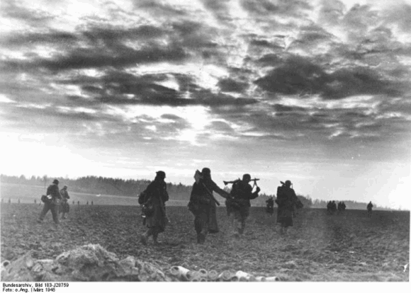 Deutsche Soldaten auf Feld (Foto: Bundesarchiv Koblenz / Wikimedia Commons / CC BY-SA 3.0 DE)