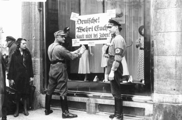Boykott der Nationalsozialisten gegen jüdische Geschäfte in Deutschland am 1. April 1933 in Berlin (Foto: Bundesarchiv, Bild 102-14468 / Georg Pahl / CC-BY-SA 3.0)