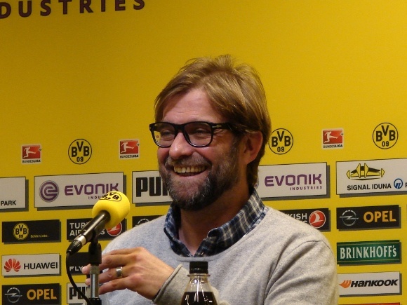 BVB-Coach Jürgen Klopp steht Rede und Antwort. Foto: Robin Patzwaldt