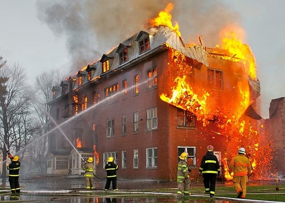 Helfer im Einsatz. Quelle: Wikipedia; Foto: Sylvain Pedneault; Lizenz: CC-BY-SA-3.0