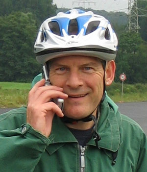 Grüner Minister Winfried-Hermann mit Helm und Handy Foto: Björn Appel - Warden Lizenz: GNU 