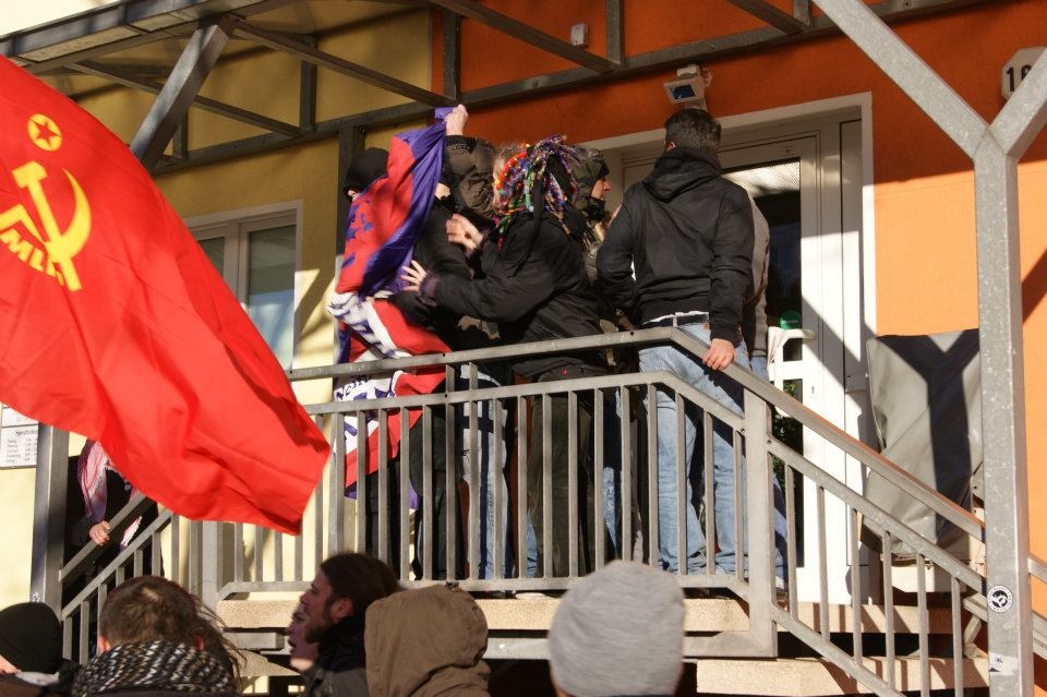 junge Welt-Fans in Aktion: Mitglieder der Luxemburg-Liebknecht-Demonstration 2012 greifen Kritiker an.