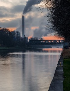 Der Rhein-Herne-Kanal beo Oberhausen. Quelle. Wikipedia Foto: Tuxyso Lizenz: CC-BY-3.0
