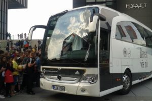 In Düsseldorf war der Bus der Löw-Truppe gestern umlagert. Foto: Sylvia Heimes