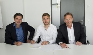 Ciro Immobile bei der Vertragsunterzeichnung. Foto: BVB