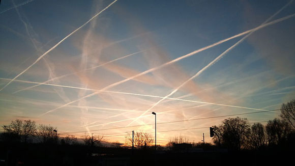 Kondensstreifen über Frankfurt am Main. Solche Erscheinungen werden von Verschwörungstheoretikern als Chemtrails gedeutet Foto: Prashanta Lizenz: GNU