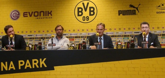 Sascha Fligge, Jürgen Klopp, Hans-Joachim Watzke und Ulrich Leitermann (Signal Iduna) (v.l.) erläuterten heute die neuen Pläne in Dortmund. Foto: Robin Patzwaldt