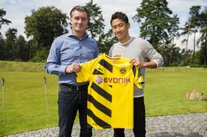 Shinji Kagawa und Sportdirektor Michael Zorc heute in Dortmund. Foto: BVB