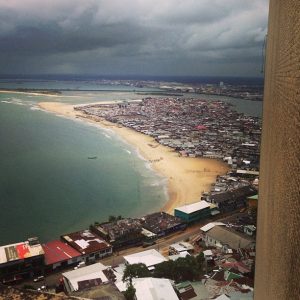 Blick auf Strand und Slum der Hauptstadt Monrovia (Foto: Tobias Huch)