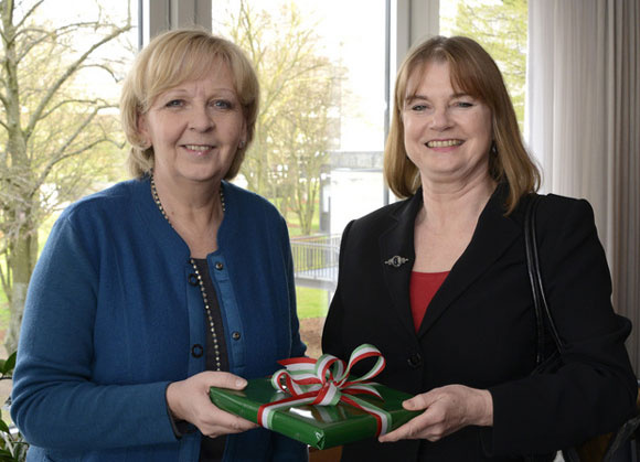 NRW-Ministerpäsidentin Hannelore Kraft (SPD) bekommt von der britische Generalkonsulin Susan Speller ein kleines Lebensmittelpaket überreicht. Foto: Staatskanzlei Nordrhein-Westfalen / Wilfried Meyer 