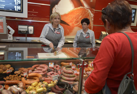 Teure Hilfsarbeit am Wurstschalter Foto: Staatskanzlei Nordrhein-Westfalen / Roberto Pfeil 