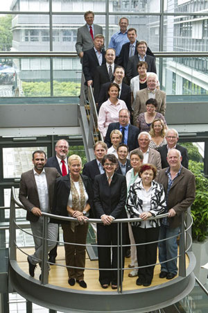 Die Medienkommission von unten nach oben, jeweils von links nach rechts: Ibrahim Evsan (Stellvertreter von Fritz-Uwe Hofmann), Christiane Bertels-Heering, Dr. Frauke Gerlach (ehemalige Vorsitzende), Maria Opterbeck, Thomas Nückel MdL, Ernst-Wilhelm Rahe MdL, Matthias Arkenstette, Michael Rubinstein, Ulrike Kaiser, Julia Bandelow, Jürgen Jentsch, Prof. Dr. Werner Schwaderlapp, Rainer Polke, Claudia Scheler, Claudia Droste-Deselaers, Petra Kook (Stellvertreterin von Peter Maschke), Carsten Dicks, Prof. Dr. Hans-Joachim Krause, Kai Krischnak, Marlis Herterich, Manfred Peppekus, Ulrich Lota (Stellvertreter von Joachim Zöller), Ludger Jutkeit, Dietrich Pollmann, Hermann-Josef Arentz. Foto: LfM