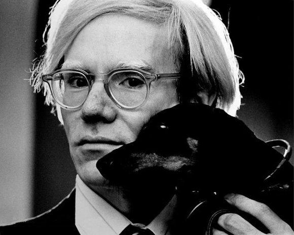 Fotoporträt von Andy Warhol mit Dachshund Archie (1973) Foto: Jack Mitchell Lizenz: CC BY-SA 3.0