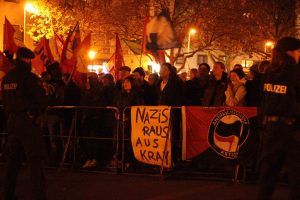 Rund 200 Menschen demonstrierten gegen die NPD. Foto: Felix Huesmann