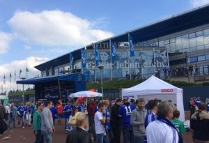 Vor der Arena in Gelsenkirchen. Foto: Michael Kamps