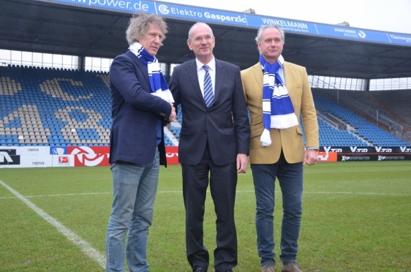 Bildunterschrift: Der neue VfL-Cheftrainer Gertjan Verbeek (links) und sein Co-Trainer Raymond Libregts (rechts) werden vom VfL-Aufsichtsratsvorsitzenden Hans-Peter Villis begrüßt. Foto: VfL Bochum 1848