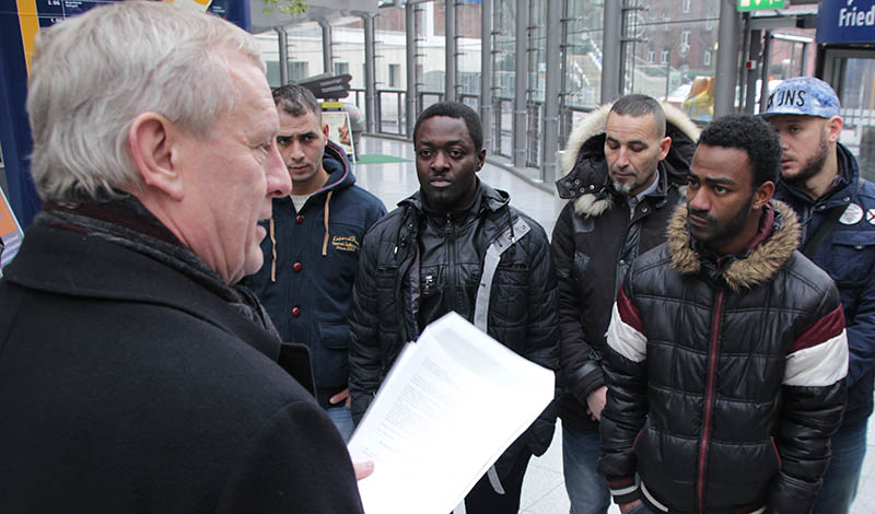 Stadtdirektor Stüdemann nimmt den offenen Brief der Flüchtlinge entgegen. Foto: Felix Huesmann