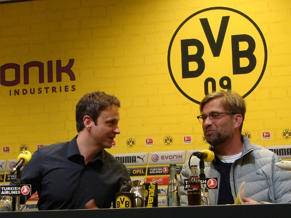 Trainer Jürgen Klopp und BVB-Mediendirektor Sascha Fligge schauen optimistisch auf die Rückrunde. Foto: Robin Patzwaldt