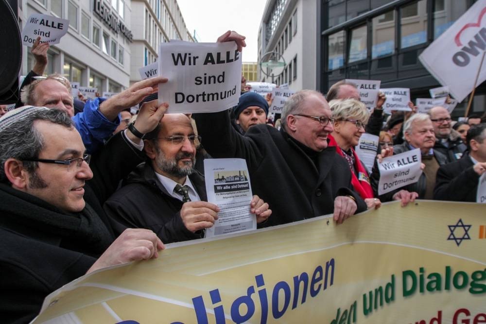 Rabbiner Avichai Apel und Ahmad Aweimer vom Rat der Muslimischen Gemeinden standen gemeinsam am Banner der Mahnwache. Foto: Felix Huesmann