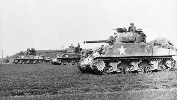 Die 76,2-mm-Kanone L/52 und die zwei zwei BrowningMaschinengewehre  Kaliber .30-06 waren überzeugende Argumente des Sherman-Tanks bei Diskussionen mit Nazis