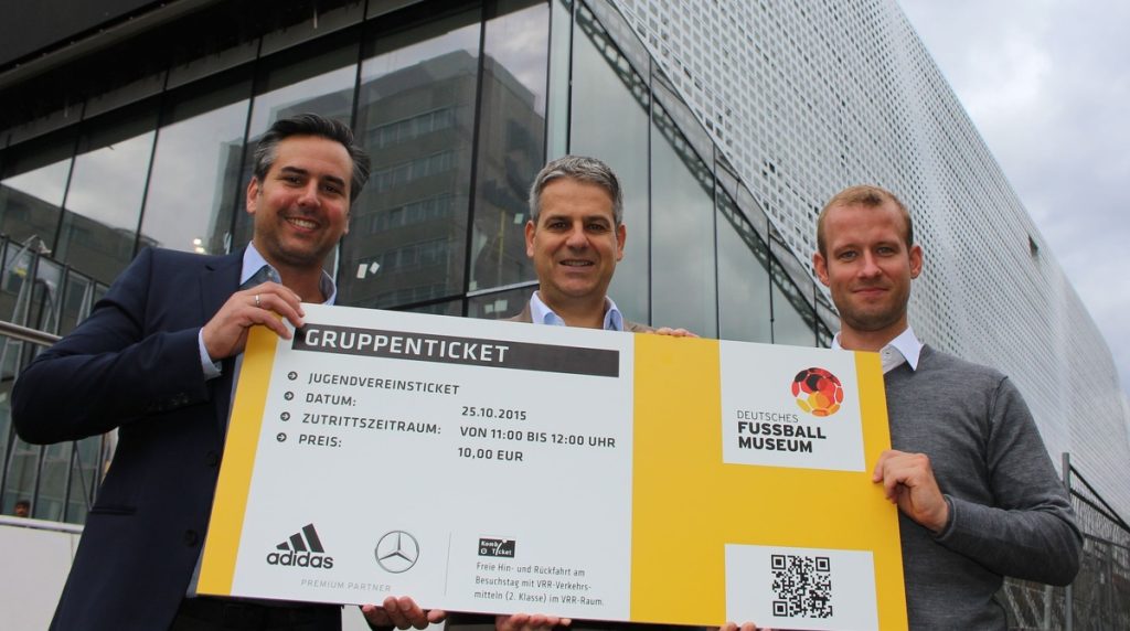 BU: Tim Pospischil (Sponsoring und Vertrieb), Museumsdirektor Manuel Neukirchner und Dr. Klaus Berding (Kaufmännischer Leiter) läuten den Online-Ticket-Verkauf beim Deutschen Fußballmuseum ein.