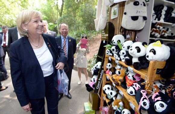 Hannelore Kraft begutachtet die  chinesische Fleischbärenproduktion Foto: Land NRW / R. Pfeil