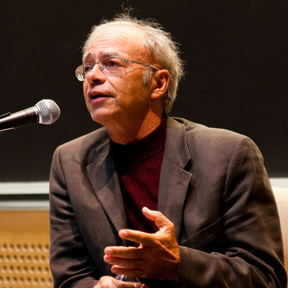 Peter Singer 2009 beim  Veritas Forum auf dem  MIT Campus Foto: Sagescape~commonswiki Lizenz: CC BY 3.0