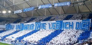 Die Fans in Gelsenkirchen geben immer alles. Foto: Michael Kamps