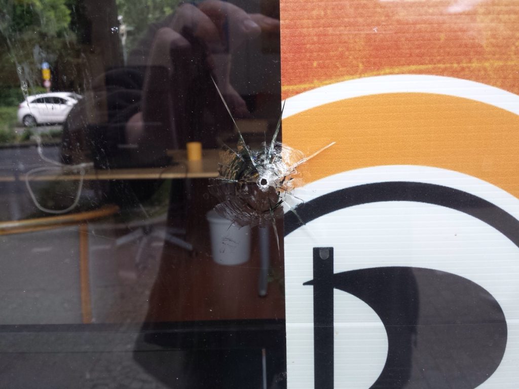 Beschädigtes Fenster bei den Piraten. (Foto: Birgit Rydlewski)