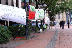 Transparente mit Forderungen am Protestcamp syrischer Geflüchteter in Dortmund, Innenstadt