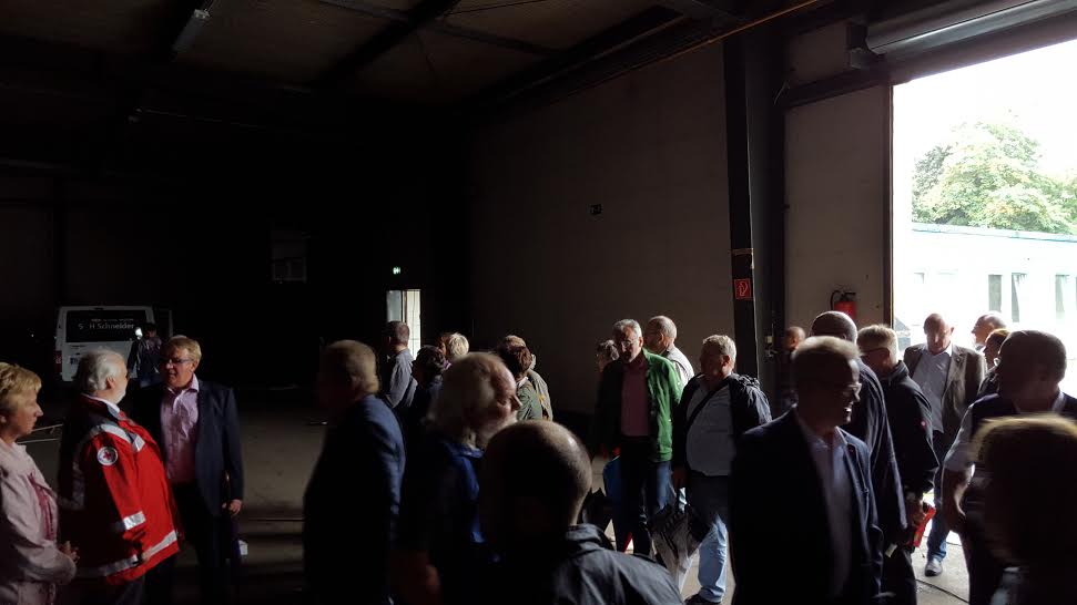 Eingeweihte besichtigen die Lagerhalle: Auch in den Industriebau könnten Flüchtlinge in Duisburg gezwungen werden